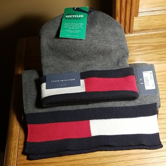 TOMMY HILLFIGER HAT & SCARF